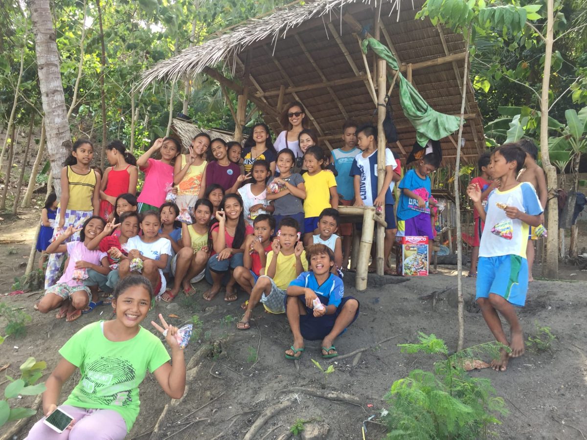 Volunteer visit with children in Philippine village